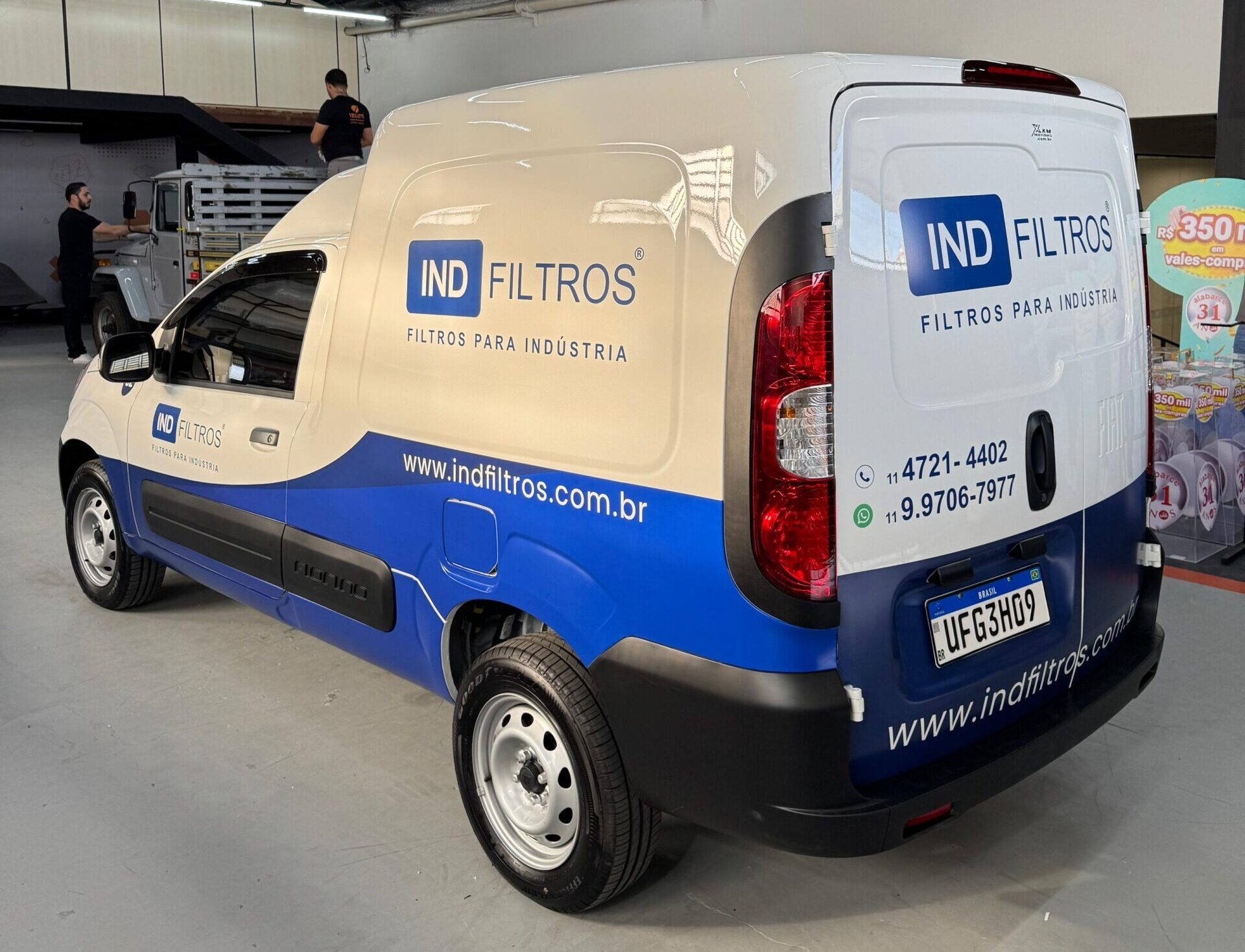 carro com envelopamento em azul