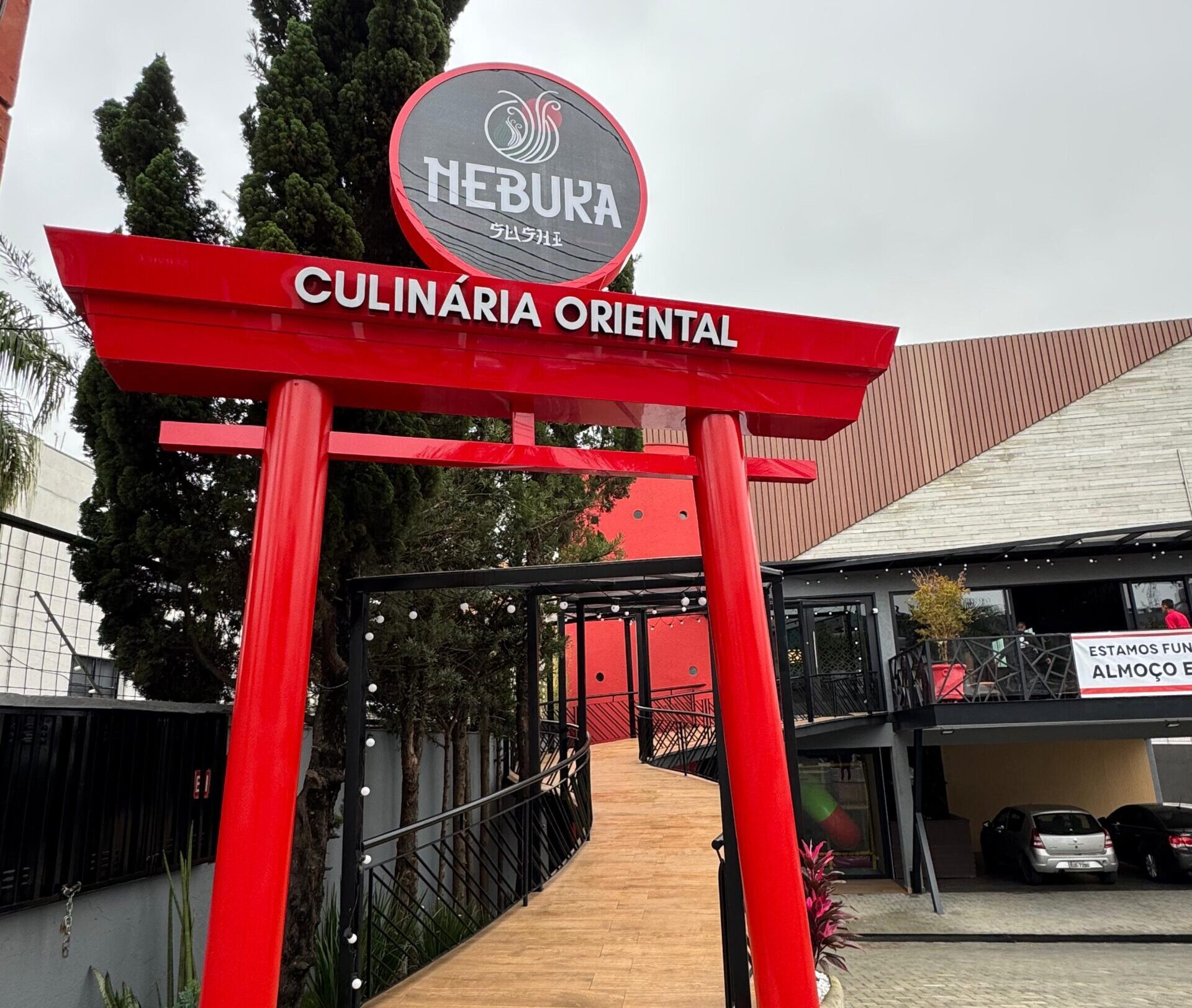totem com a logomarca de um restaurante japonês